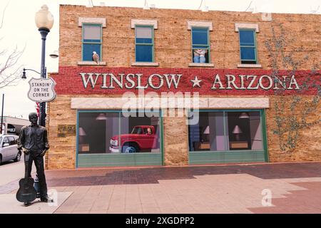 Winslow, Arizona - 18 dicembre 2023: In piedi all'angolo della storica Route 66 a winslow, Arizona, statua di Jackson Browne Glen Frey Foto Stock