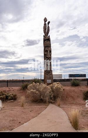 Winslow, Arizona - 18 dicembre 2023: Peter Wolf Toth Trail of the Whispering Giants totem pole in un parco Foto Stock