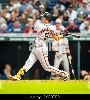 Cleveland, Oh, Stati Uniti. 5 luglio 2024. L'esterno dei San Francisco Giants Mike Yastrzemski (5) batte i Cleveland Guardians al Progressive Field di Cleveland, OHIO. San Francisco continua a vincere 4-2. (Credit Image: © Walter G. Arce Sr./ASP via ZUMA Press Wire) SOLO PER USO EDITORIALE! Non per USO commerciale! Foto Stock