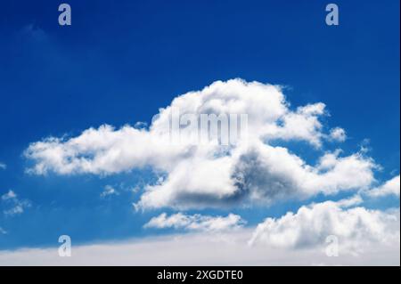 Giornata di apprezzamento del cloud. Giornata meteorologica mondiale. Lo sguardo nazionale allo Sky Day. Cielo blu con nuvole. Calma Foto Stock