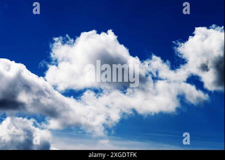 Giornata di apprezzamento del cloud. Giornata meteorologica mondiale. Lo sguardo nazionale allo Sky Day. Cielo blu con nuvole. Calma Foto Stock