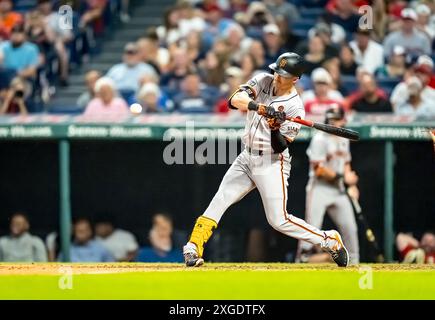 Cleveland, Oh, Stati Uniti. 5 luglio 2024. L'esterno dei San Francisco Giants Mike Yastrzemski (5) batte i Cleveland Guardians al Progressive Field di Cleveland, OHIO. San Francisco continua a vincere 4-2. (Credit Image: © Walter G. Arce Sr./ASP via ZUMA Press Wire) SOLO PER USO EDITORIALE! Non per USO commerciale! Foto Stock