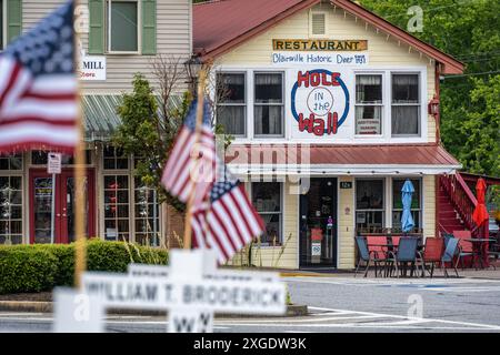 Ristorante Hole in the Wall, fondato nel 1931, sulla piazza della città con bandiere commemorative veterane a Blairsville, Georgia. (USA) Foto Stock