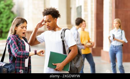 Affrettatevi! Multirazziale gli studenti nei campus universitari Foto Stock