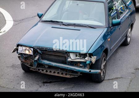 FRYDEK-MISTEK, REPUBBLICA CECA - 1° GENNAIO 2016: Parte anteriore dell'auto di Skoda Felicia Combi danneggiata in un lieve incidente con il treno Foto Stock