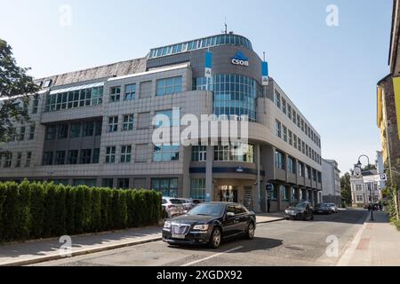 OSTRAVA, CECHIA - 13 SETTEMBRE 2023: Banca CSOB di Ostrava, Repubblica Ceca, che fornisce servizi finanziari ai clienti Foto Stock