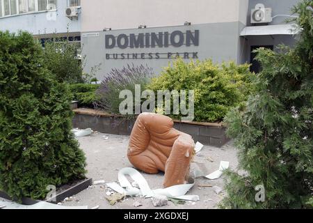 Non esclusiva: KIEV, UCRAINA - 8 LUGLIO 2024 - una poltrona si trova fuori da un edificio per uffici nel quartiere Solomianskyi durante uno sforzo di risposta a R Foto Stock