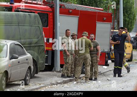 Non esclusiva: KIEV, UCRAINA - 8 LUGLIO 2024 - i militari e i soccorritori sono raffigurati durante uno sforzo di risposta a un attacco missilistico russo nella S. Foto Stock