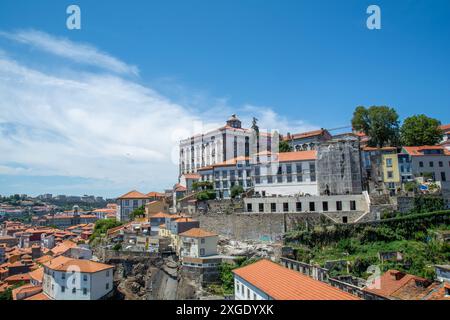 Porto, la città portoghese famosa in tutto il mondo per il suo omonimo, costruita sull'estuario del fiume Douro prima di sfociare nell'Atlantico Foto Stock