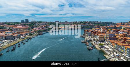 Porto, la città portoghese famosa in tutto il mondo per il suo omonimo, costruita sull'estuario del fiume Douro prima di sfociare nell'Atlantico Foto Stock