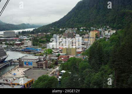 Il centro di Juneau, la capitale dell'Alaska, è visibile da un tram in salita in un pomeriggio estivo nebbioso e coperto. Foto Stock