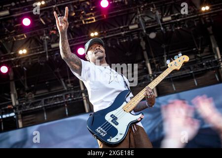 Oslo, Norvegia. 28 giugno 2024. La band hardcore punk americana Turnstile esegue un concerto dal vivo durante il festival musicale norvegese Tons of Rock 2024 a Oslo. Qui il bassista Franz Lyons viene visto dal vivo sul palco. Foto Stock