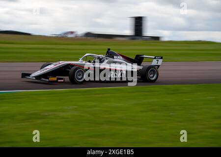 Andover, Hampshire - 8 giugno 2024: FIA Formula 4 Thruxton Qualifying Deagen FAIRCLOUGH HiTech Pulse-Eight Foto Stock