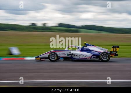 Andover, Hampshire - 8 giugno 2024: FIA Formula 4 Thruxton Qualifying August RABER Xcel Motorsport Foto Stock