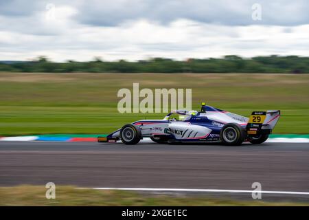 Andover, Hampshire - 8 giugno 2024: FIA Formula 4 Thruxton Qualifying August RABER Xcel Motorsport Foto Stock