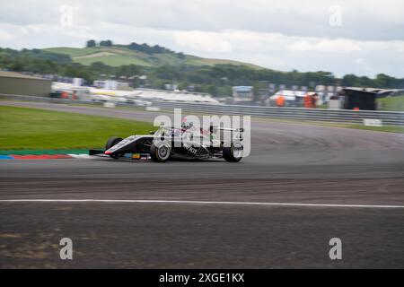 Andover, Hampshire - 8 giugno 2024: FIA Formula 4 Thruxton Qualifying Ella LLOYD JHR Developments Foto Stock