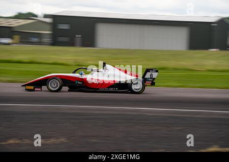 Andover, Hampshire - 8 giugno 2024: FIA Formula 4 Thruxton Qualifying Kai DARYANI Fortec Motorsport Foto Stock