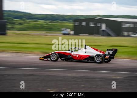 Andover, Hampshire - 8 giugno 2024: FIA Formula 4 Thruxton Qualifying Kai DARYANI Fortec Motorsport Foto Stock