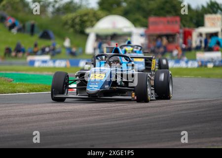 Andover, Hampshire - 8 giugno 2024: FIA Formula 4 Thruxton qualifica Martin Molnár Virtuosi Racing Foto Stock