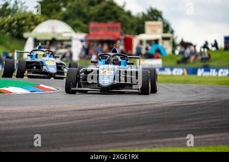 Andover, Hampshire - 8 giugno 2024: FIA Formula 4 Thruxton qualifica Martin Molnár Virtuosi Racing Foto Stock