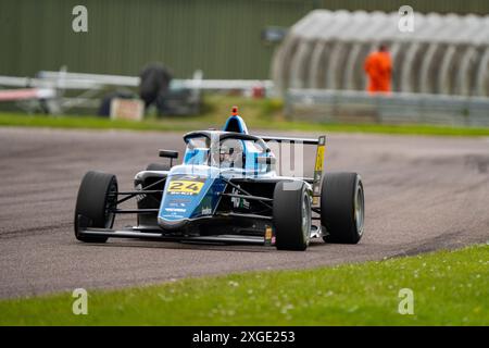 Andover, Hampshire - 8 giugno 2024: FIA Formula 4 Thruxton qualifica Martin Molnár Virtuosi Racing Foto Stock