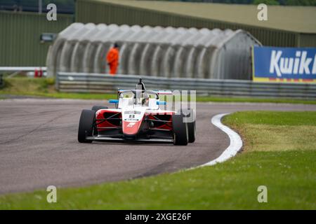 Andover, Hampshire - 8 giugno 2024: FIA Formula 4 Thruxton Qualifying Kai DARYANI Fortec Motorsport Foto Stock