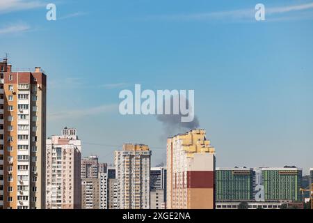 Kiev, Ucraina - 08 luglio 2024: Il fumo sale sullo skyline della città dopo un attacco missilistico combinato russo alle infrastrutture civili della capitale ci Foto Stock