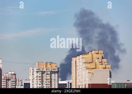 Kiev, Ucraina - 08 luglio 2024: Il fumo sale sullo skyline della città dopo un attacco missilistico combinato russo alle infrastrutture civili della capitale ci Foto Stock