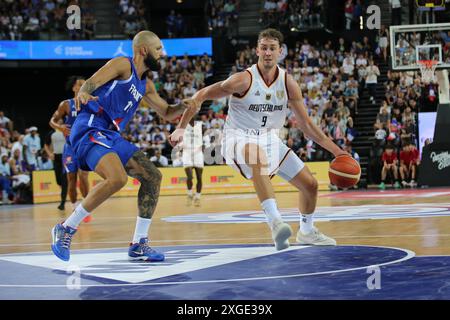 Montpellier, Francia. 8 luglio 2024. Pallacanestro: Partita internazionale, Francia - Germania, Franz Wagner tedesco (r) in azione contro Evan Fournier francese. Crediti: Matthias Stickel/dpa/Alamy Live News Foto Stock