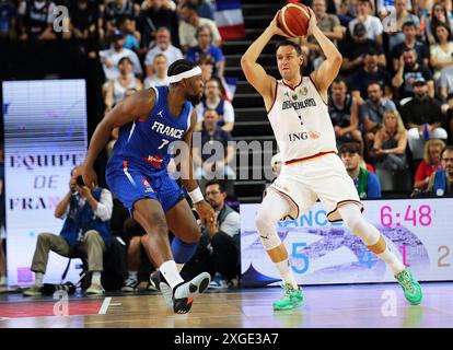 Montpellier, Francia. 8 luglio 2024. Pallacanestro: Partita internazionale, Francia - Germania, tedesco Johannes Voigtmann (r) in azione contro il francese Guerschon Yabusele. Crediti: Matthias Stickel/dpa/Alamy Live News Foto Stock