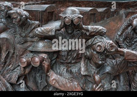 Primo piano del fregio in bronzo fuso di avvistatori con binocolo - parte del monumento alla Battaglia d'Inghilterra della seconda guerra mondiale sul Victoria Embankment, Regno Unito Foto Stock