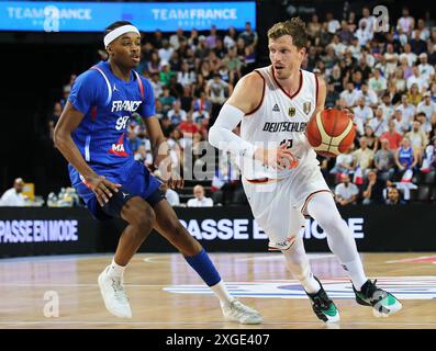 Montpellier, Francia. 8 luglio 2024. Pallacanestro: Partita internazionale, Francia - Germania, Andreas Obst (r) tedesco in azione contro il Bilal Coulibaly francese. Crediti: Matthias Stickel/dpa/Alamy Live News Foto Stock