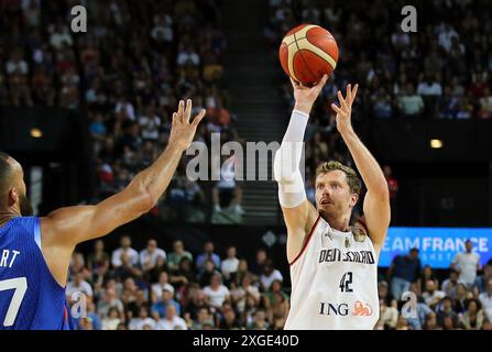 Montpellier, Francia. 8 luglio 2024. Pallacanestro: Partita internazionale, Francia - Germania, Andreas Obst (r) tedesco in azione contro il francese Rudy Gobert. Crediti: Matthias Stickel/dpa/Alamy Live News Foto Stock