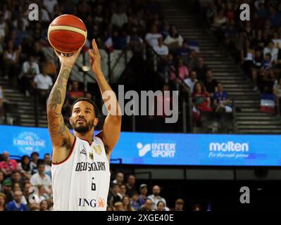 Montpellier, Francia. 8 luglio 2024. Pallacanestro: Partita internazionale, Francia - Germania, il tedesco Nick Weiler-Babb in azione con un colpo. Crediti: Matthias Stickel/dpa/Alamy Live News Foto Stock