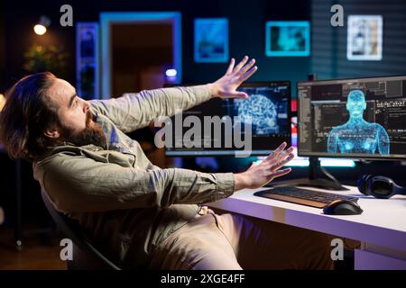 Entità di intelligenza artificiale con corpo antropomorfo che sfugge al controllo del creatore, spaventando lo sviluppatore che si allontana dal monitor. Robot AI che acquisiscono forma umanoide, spaventando ingegnere spaventato Foto Stock