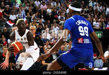 Montpellier, Francia. 8 luglio 2024. Pallacanestro: Partita internazionale, Francia - Germania, il tedesco Isaac Bonga (l) in azione contro il francese Bilal Coulibaly. Crediti: Matthias Stickel/dpa/Alamy Live News Foto Stock