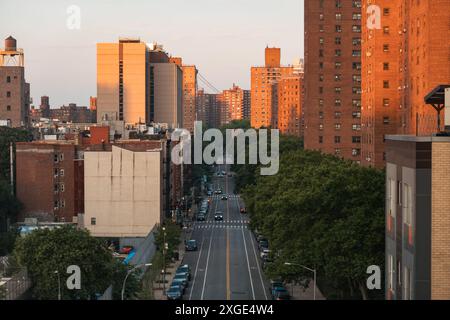 Affacciato su Madison Street nel Lower East Side di New York al tramonto. Gli appartamenti della New York City Housing Authority (NYCHA) fiancheggiano la strada Foto Stock