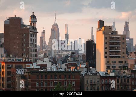 Una vista dell'Empire State Building e dello skyline di New York al tramonto dal Lower East Side, New York City Foto Stock