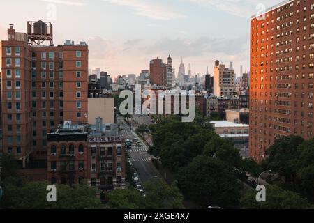 Una vista dell'Empire State Building e dello skyline di New York al tramonto dal Lower East Side, New York City Foto Stock