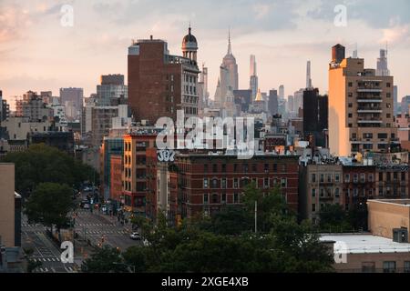 Una vista dell'Empire State Building e dello skyline di New York al tramonto dal Lower East Side, New York City Foto Stock