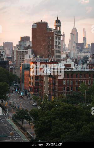 Una vista dell'Empire State Building e dello skyline di New York al tramonto dal Lower East Side, New York City Foto Stock