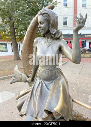 Una scultura nel centro di Salem Massachusetts onora l'attrice Elizabeth Montgomery che ha interpretato una strega di nome Samantha nello show televisivo Bewitched Foto Stock