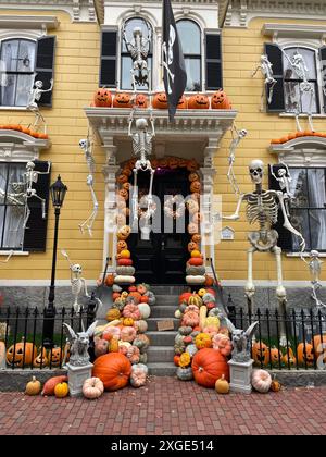 Una dimora storica a Salem, Massachusetts, è decorata con scheletri e zucche e vari arredi autunnali vicino ad Halloween Foto Stock