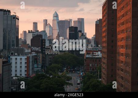 Guardando su Pike Street verso i grattacieli Hudson Yards dal ponte di Manhattan, New York City Foto Stock