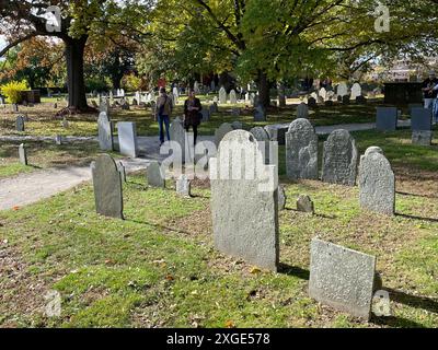 Un cimitero storico di Salem, Massachusetts, ospita lapidi risalenti ai tempi coloniali e quelle vive durante i processi alle streghe Foto Stock