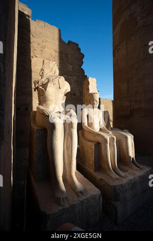 I visitatori passeggiano attraverso uno degli antichi templi egizi. Il turismo rappresenta 12,5 miliardi di dollari di impatto economico per l'Egitto. Foto Stock