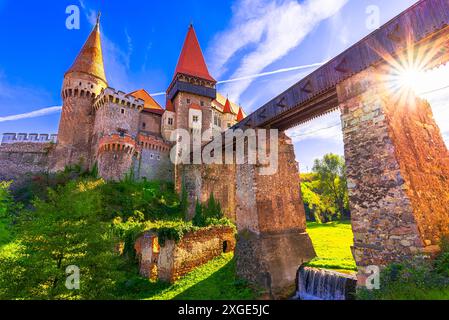 Hunedoara, Transilvania, Romania: Vista panoramica del bellissimo castello di Corvin con il suo ponte di legno al tramonto. Europa Foto Stock