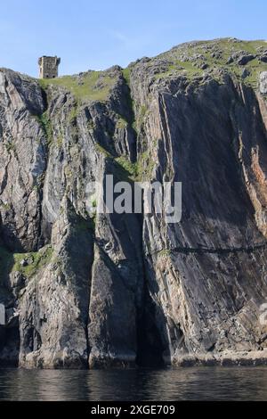 Costa rocciosa marina b Irlanda Carrigan Head e torre napoleonica costa contea di Donegal. Foto Stock