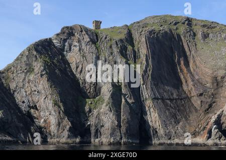 Arrampicata fronte Irlanda scogliere costiere Carrigan Head Donegal Gaeltacht Irlanda. Foto Stock