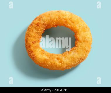 anello di cipolla fritto isolato su sfondo blu, vista dall'alto Foto Stock